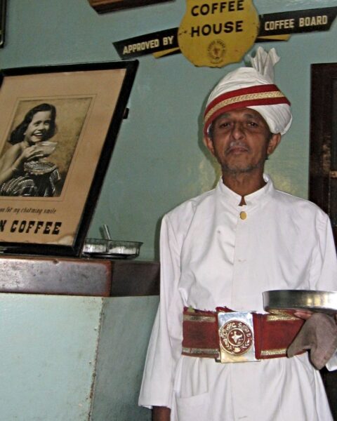 Een ober in de typerende outfit van de Indian Coffeehouses.