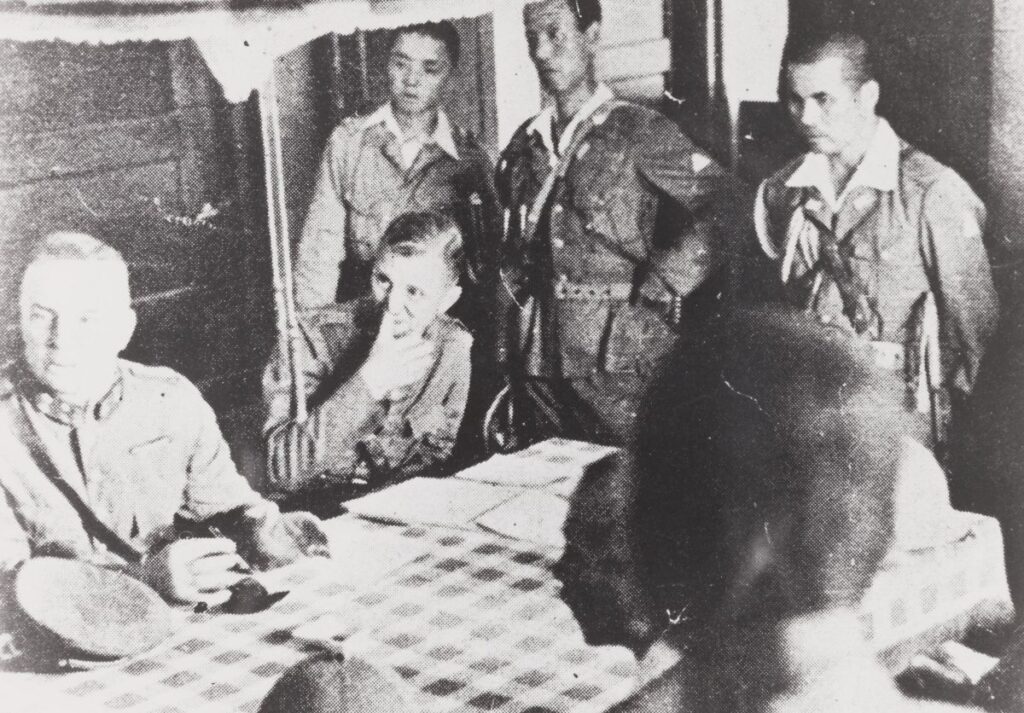 De overgave van het KNIL aan Japan op vliegveld Kalijati ten noorden van Bandung, 9 maart 1942. 