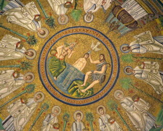 De kerstening, gesymboliseerd door de doop (Ravenna)