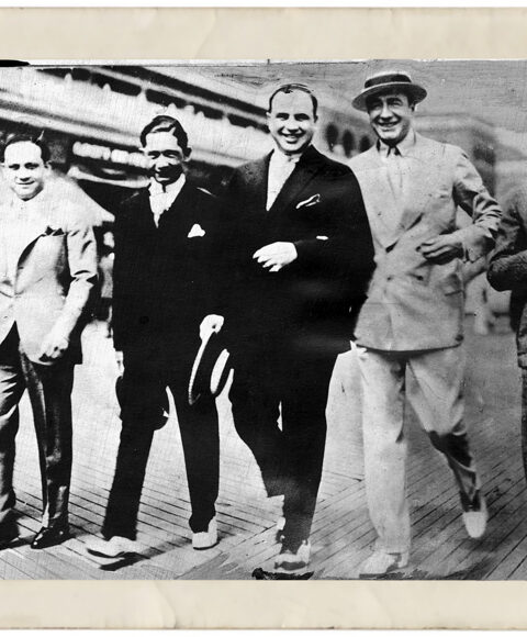 Al Capone, samen met Enoch Lewis ‘Nucky’ Johnson (vierde en vijfde van links) aan de wandel op de strandpromenade van Atlantic City, ofwel de ‘Boardwalk’