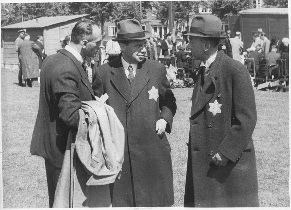 David Cohen, voorzitter van de Joodse Raad in Amsterdam, op het Olympiaplein tijdens de deportatie van Joden op 20 juni 1943.