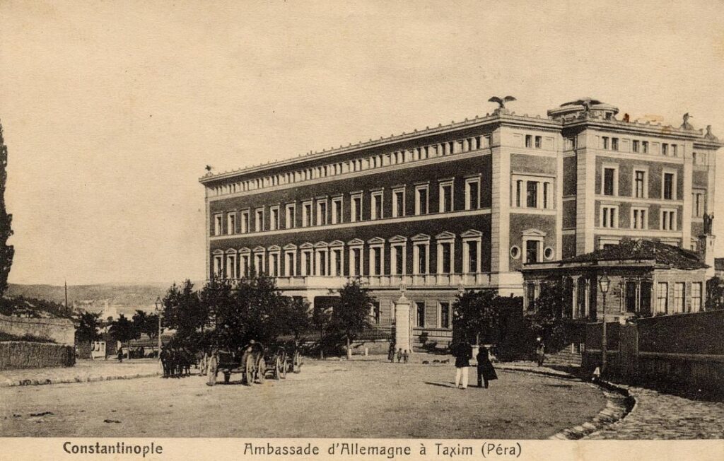 De Duitse ambassade in Constantinopel, waar Parvus werd ontvangen. Tegenwoordig is het Duitse consulaat-generaal er gevestigd, de ambassade is lang geleden verhuisd naar de Turkse hoofdstad Ankara.