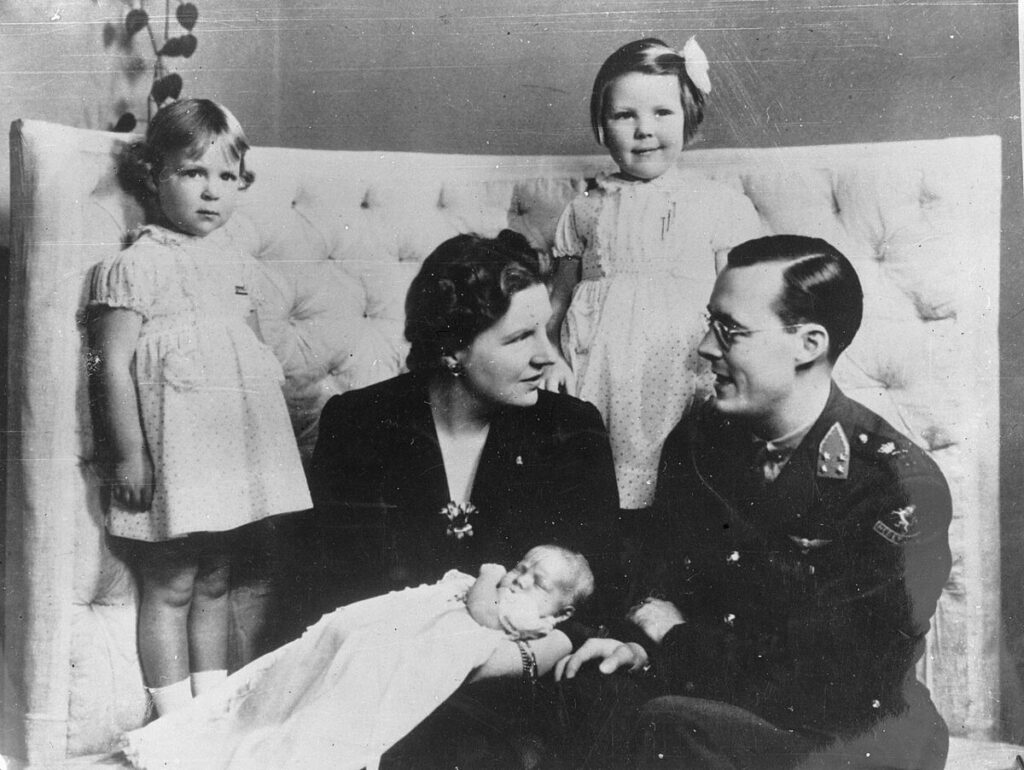 Juliana en Bernhard met de prinsesjes in Ottawa, 1943