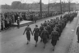 Defilé van de Militaire Vrouwen Afdeling (afgekort MILVA) tijdens het tienjarig bestaan, 1954