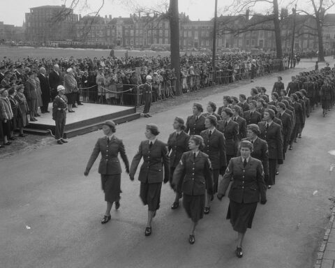 Defilé van de Militaire Vrouwen Afdeling (afgekort MILVA) tijdens het tienjarig bestaan, 1954