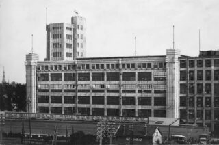 De Philipsfabriek in Eindhoven, ergens tussen de twee wereldoorlogen; let op de antennes.