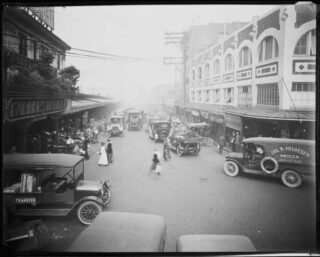 Pike Place Market, gelegen aan de Elliott Bay, werd 1907 opgericht om boeren uit de omgeving hun producten te laten verkopen. In de bars en cafés er omheen stonden eind jaren dertig de eerste multifoons.