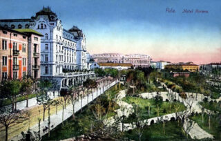 Ansichtkaart met zicht op Hotel Rivièra en het amfitheater van Pula