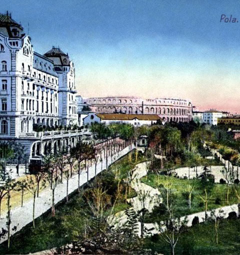 Ansichtkaart met zicht op Hotel Rivièra en het amfitheater van Pula