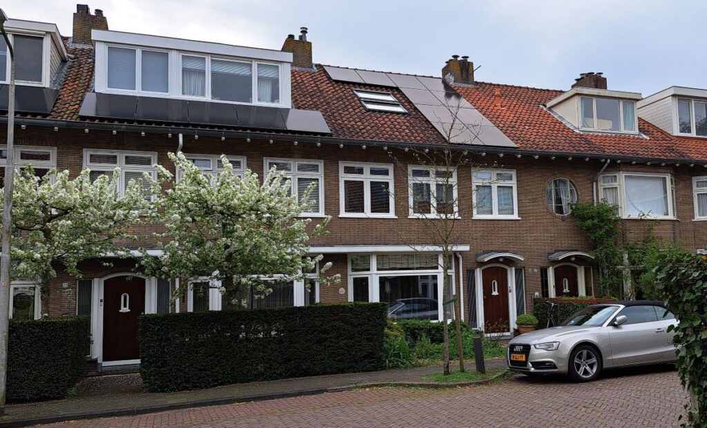 Zicht op Rodenburghlaan 25 in de Amstelveense wijk Elsrijk. Vanaf 1938 woonadres van Jan van Hulst, zijn vrouw Paula en drie dochters.