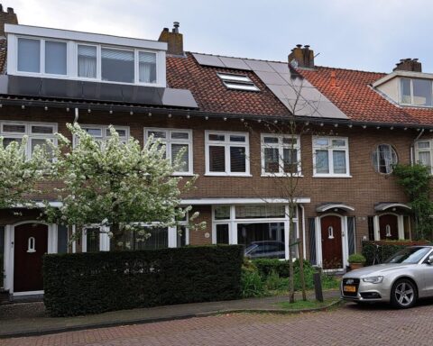 Zicht op Rodenburghlaan 25 in de Amstelveense wijk Elsrijk. Vanaf 1938 woonadres van Jan van Hulst, zijn vrouw Paula en drie dochters.