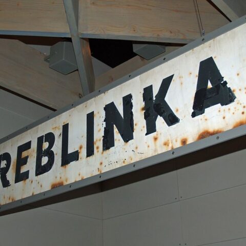 Spoorbord uit Treblinka, te zien in het Yad Vashem-museum