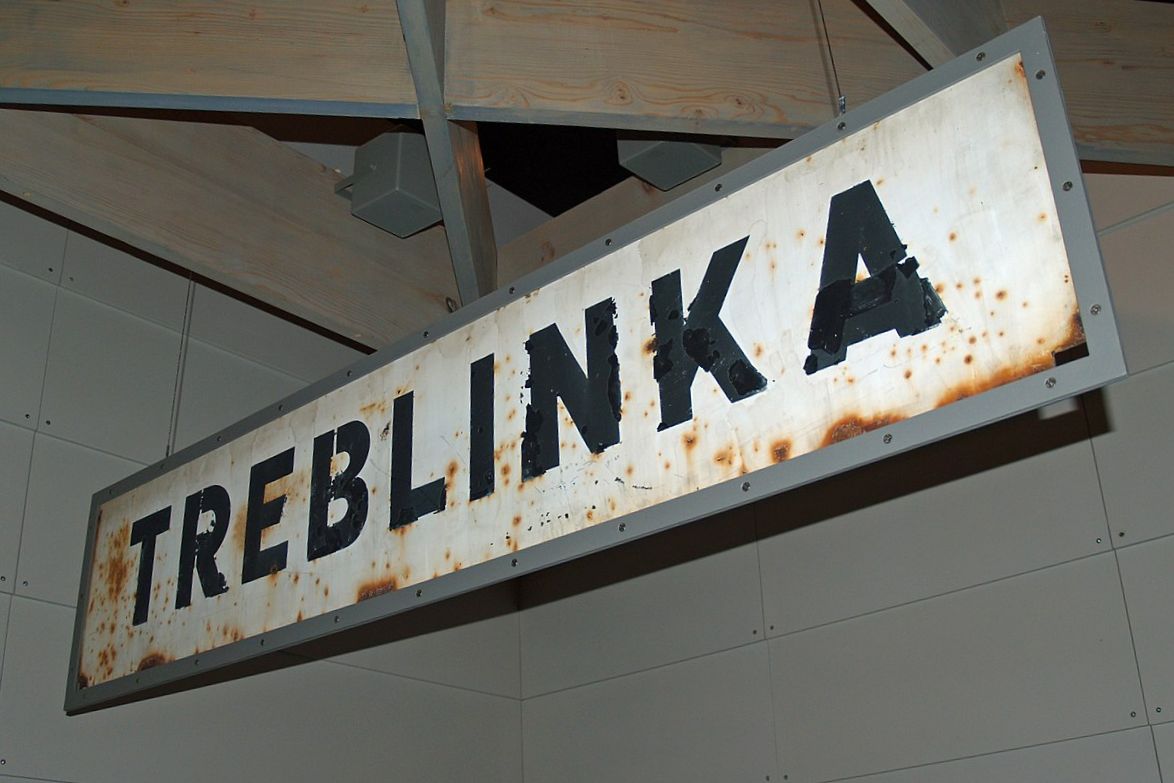 Spoorbord uit Treblinka, te zien in het Yad Vashem-museum