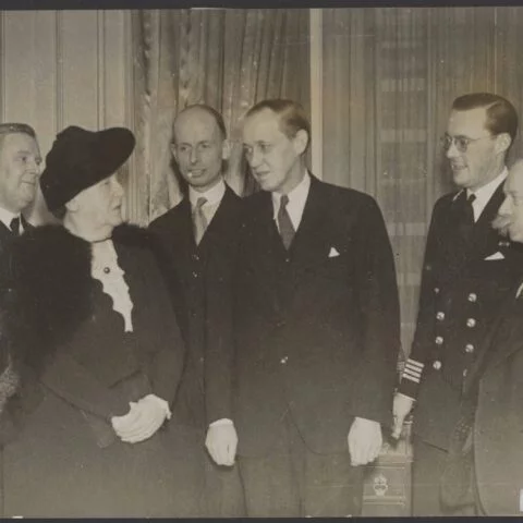 Wilhelmina in Londen, februari 1941 in gesprek met met Harry Hopkins