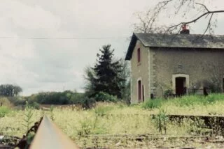 Zo stond het huis aan het spoor erbij toen Liesbeth van Zoonen en haar man het in 1991 kochten.