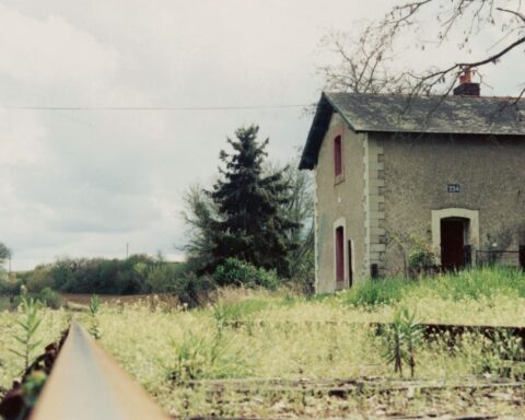 Zo stond het huis aan het spoor erbij toen Liesbeth van Zoonen en haar man het in 1991 kochten.