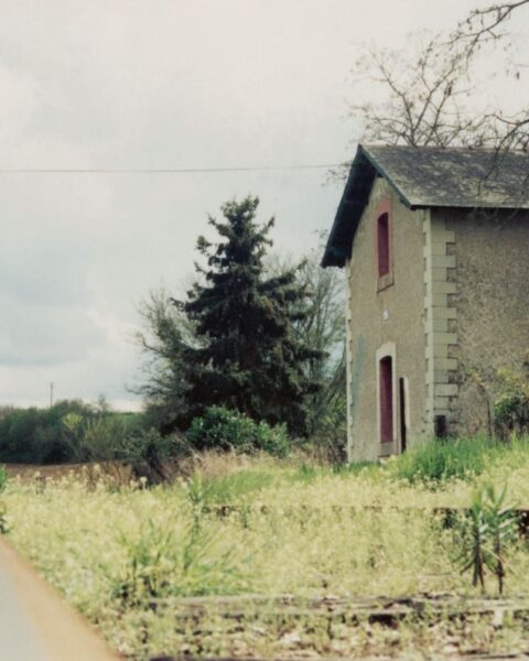 Zo stond het huis aan het spoor erbij toen Liesbeth van Zoonen en haar man het in 1991 kochten.