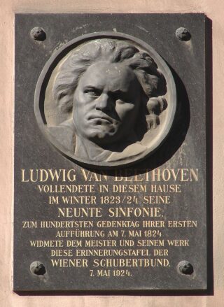 Honderd jaar na dato werd deze plaquette aangebracht op het pand Ungargasse 5 in Wenen waar Beethoven een kamer huurde en zijn Negende Symfonie voltooide. 