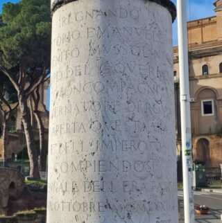 Een fascistische inscriptie in Rome