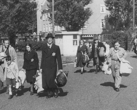 Joodse gezinnen onderweg naar de verzamelplaats op het Olympiaplein tijdens de laatste grote razzia in Amsterdam op 20 juni 1943