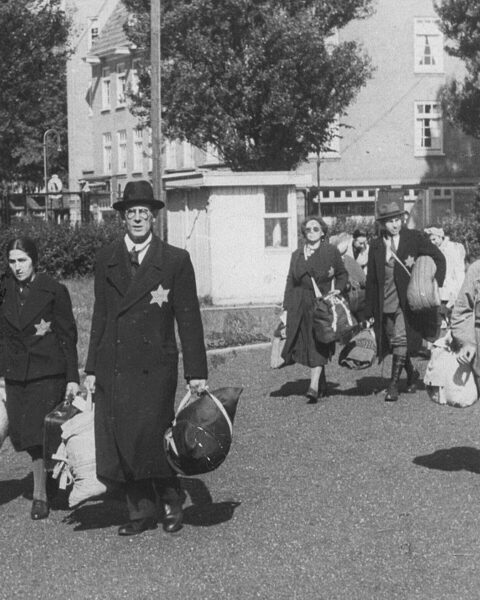 Joodse gezinnen onderweg naar de verzamelplaats op het Olympiaplein tijdens de laatste grote razzia in Amsterdam op 20 juni 1943