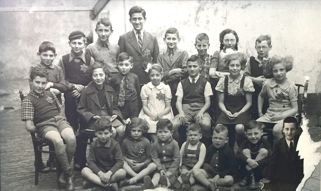 Joodse schoolklas in Deventer, 1942. De oudere leerlingen dragen een Jodenster op hun kleding. Slechts één van de kinderen op de foto overleefde de oorlog.
