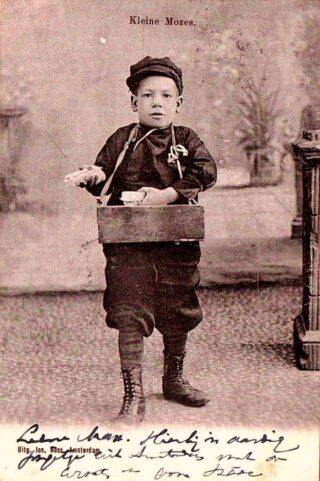 De jonge joodse straatventer ‘Kleine Mozes’. Prentbriefkaart uit 1901 van uitgeverij Jos. Nuss, met daarop in handschrift: ‘Hierbij ’n aardig jongetje uit Amsterdam.’ Collectie Rob de Spa.