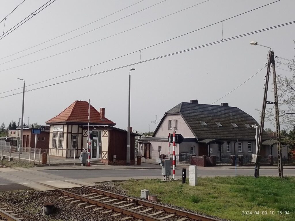 Het station van Golęczewo, dat op ongeveer twintig kilometer van Poznań ligt en vandaag een duizendtal inwoners telt. Het stationsgebouwtje in Duitse stijl dateert van de zomer van 1904.