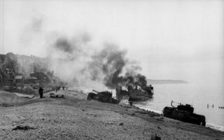 Britse landingsvoertuigen op het strand bij Dieppe, augustus 1942