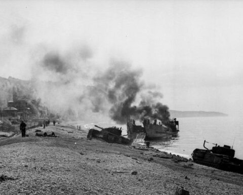 Britse landingsvoertuigen op het strand bij Dieppe, augustus 1942