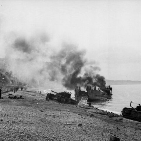 Britse landingsvoertuigen op het strand bij Dieppe, augustus 1942