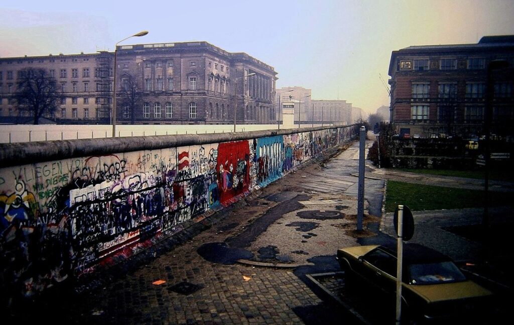 De Berlijnse muur aan de Niederkirchnerstraße in 1988