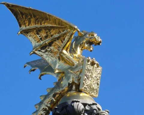 Verguld beeld van een draak op de Drakenfontein in Den Bosch