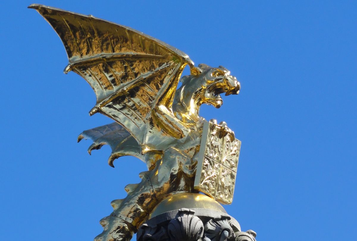 Verguld beeld van een draak op de Drakenfontein in Den Bosch