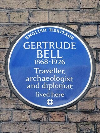 Herinneringsbord bij de voormalige woonplaats van Gertrude Bell in Londen