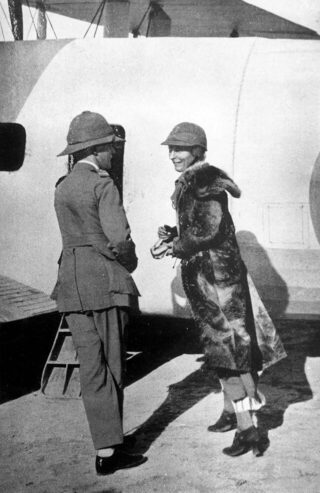 Gertrude Bell bij een Brits vliegtuig