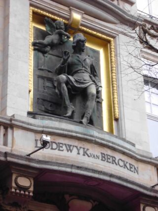 Beeld van Lodewijk van Bercken aan de gevel van het gebouw Leysstraat-Jezusstraat te Antwerpen, vervaardigd door Frans Joris.