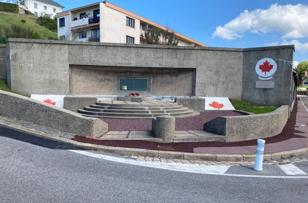 Monument bij Puys, ter nagedachtenis aan Canadese gesneuvelden tijdens Operatie Jubilee 