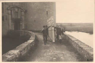 Augustus 1944: de werken worden weer uit het kasteel gehaald.