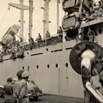 Aankomst in Nederlands-Indië van een nieuwe lichting Nederlandse militairen per schip, 1949