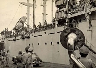 Aankomst in Nederlands-Indië van een nieuwe lichting Nederlandse militairen per schip, 1949