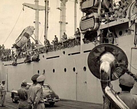 Aankomst in Nederlands-Indië van een nieuwe lichting Nederlandse militairen per schip, 1949