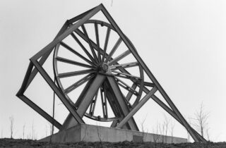 Mijnmonument Schaesberg ter herinnering aan het mijnverleden. In dit kunstwerk is een schachtwiel van de voormalige Staatsmijn Wilhelmina verwerkt