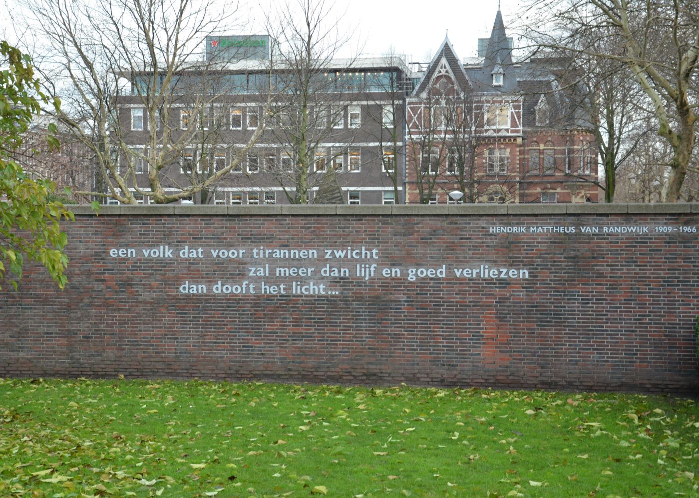 Monument voor omgekomen verzetsstrijders aan het Weteringplantsoen in Amsterdam, met de bekende dichtregels van H.M. van Randwijk