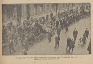 Foto van de uitvaart van de rechercheur in de 'Nieuwe Hoornsche courant' van 15 januari 1927