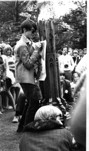 Na de teach-ins en sit-ins van de provo’s volgen de love-ins van de hippies in het Stadspark, 1967