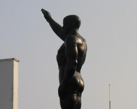 Beeld 'De olympische groet' bij het Olympisch Stadion
