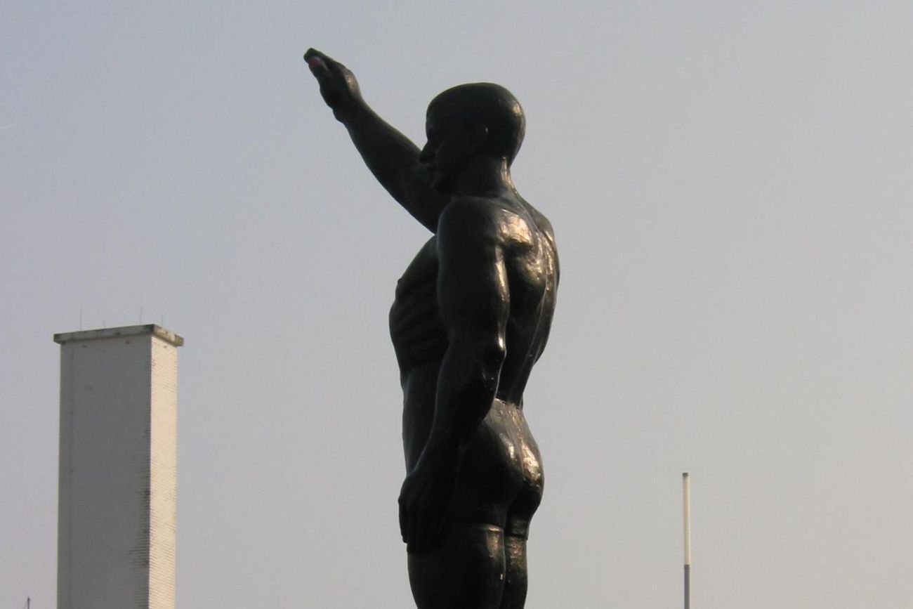 Beeld 'De olympische groet' bij het Olympisch Stadion