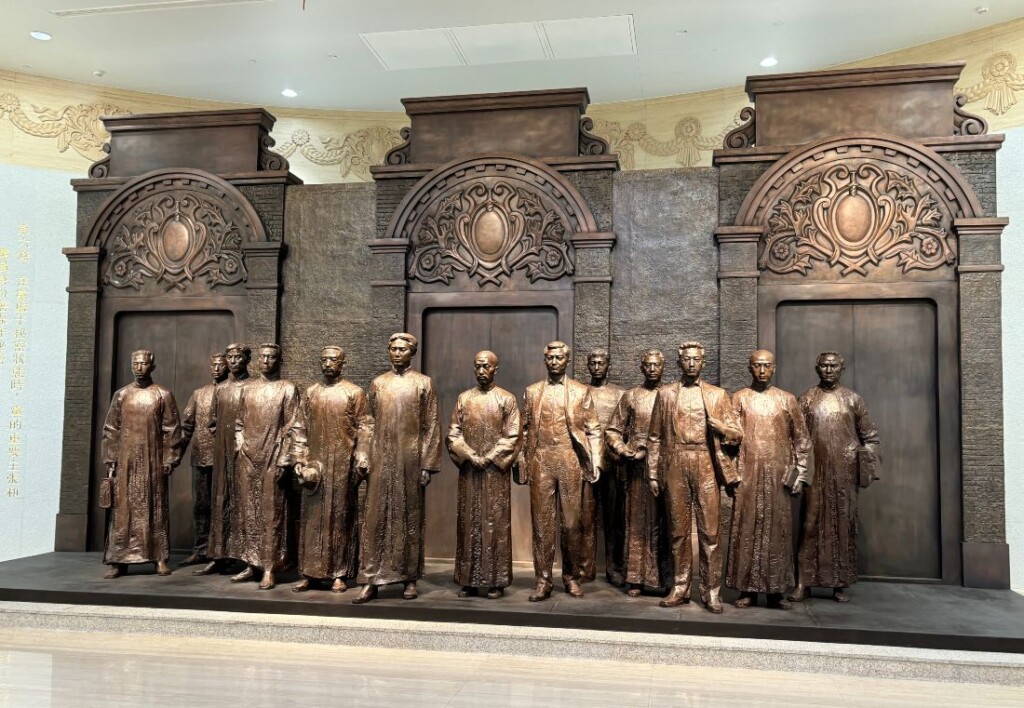 Beeldengroep van de dertien Chinese congresgangers: in het midden Mao,  prominenter weergegeven dan de anderen.