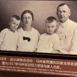 Henk en Betsy Sneevliet met hun zonen, in Shanghai te zien in de Memorial Hall over het eerste CPC-partijcongres in 1921